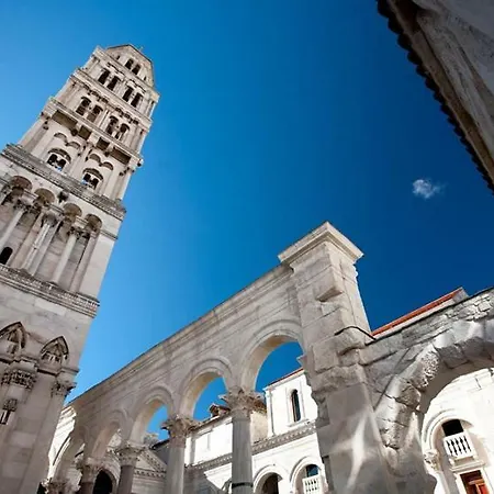 Tatjana Near Split